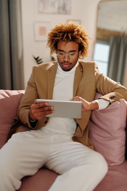 Un étudiant révise avec sa tablette
